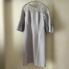 結婚式　お呼ばれ　レース装飾ライトグレーパーティードレス