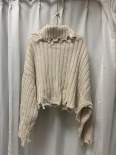 オフホワイト ダメージ加工 タートルネックニット
