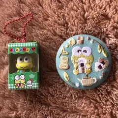 サンリオ　けろけろケロッピ　パッケージチャーム&刺繍缶バッチ　2点セット