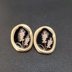 エレガントな花モチーフのピアス