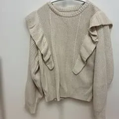 フリル付きベージュ長袖ニット Mサイズ