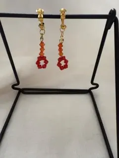 幾何学的デザインの赤とオレンジのイヤリング《ハンドメイド》