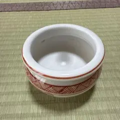 불교 제단 장식, 세라믹 향 버너, 흰색 배경, 빨간색 패턴