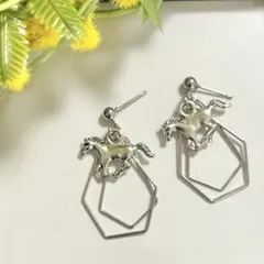 【幾何学と馬】ハンドメイドピアス 干支 午年 シンプル 揺れる