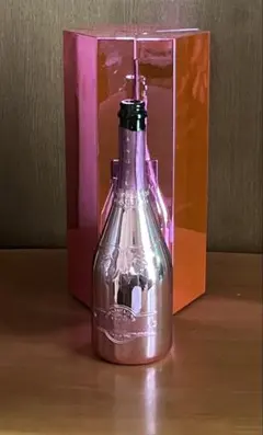 エンジェル シャンパン ヴィンテージ 2005 赤 空き箱 空き瓶 - メルカリ