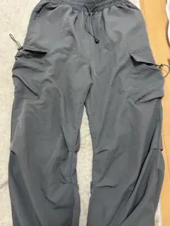 グレー カーゴパンツ サイドポケット付き