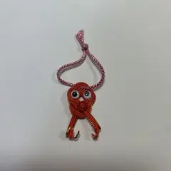 赤いタコ形ストラップ　赤い部分の長さ約4cm ハンドメイド　紐部分はピンク色