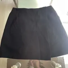 黒のタイトスカートキュロット