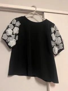 チェスティ黒の花柄刺繍パフスリーブトップス