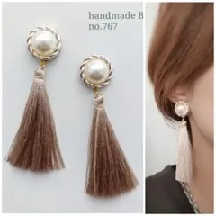no.767 パールボタン×グレージュタッセルフリンジ　ピアスイヤリング