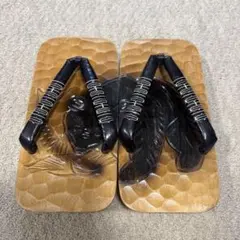 脱いでも目立つ！熊の木彫りの下駄