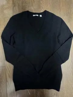 vネックニット 黒