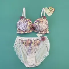 ♡トリンプ　花柄刺繍ブラジャーショーツセット⭐︎天使のブラ　ノンワイヤー♡