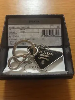 極美品✨ プラダ キーホルダー バッグチャーム 三角プレート