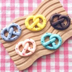 【1013き】50個 デコパーツ ミニチュア プレッチェル パン まとめ売り