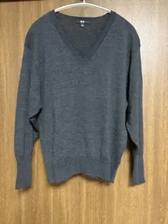 ユニクロ　メリノウール　Vネックニット　Mサイズ　グレー
