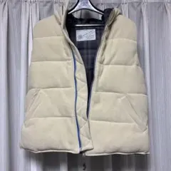 フード付きクリーム色ダウンベスト