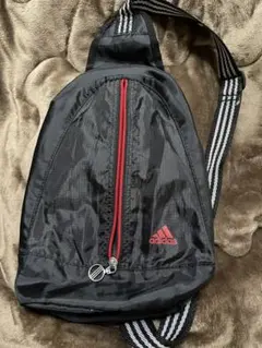 adidas ボディバッグ 黒/赤