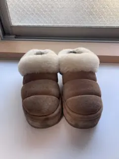 UGG ブラウン 厚底ムートンブーツ TAZZLITAのサムネイル