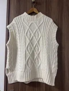 アイボリー ケーブルニット ノースリーブベスト