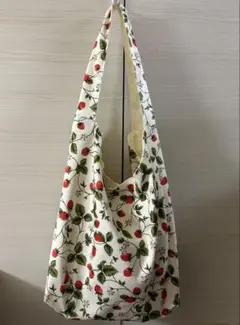 ワンショルダーバッグ 苺柄