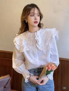 フリル付きホワイト長袖シャツ