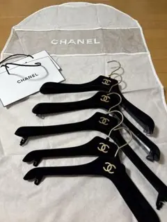 Chanel ブラックベルベットハンガー 5本セット　正規品 CHANEL ブラックハンガー大 5本セット - メルカリ