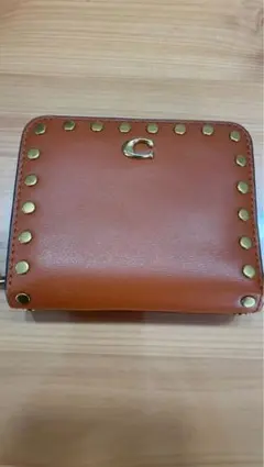 コーチオレンジ レザー 二つ折りcoach財布 スタッズ付き