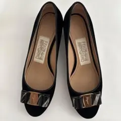 Ferragamo ブラック スエード パンプス リボン付き　5.5