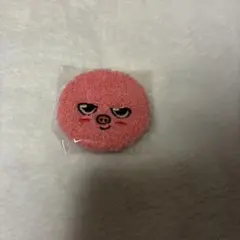 Dwaekki ピンク ファー 缶バッジ