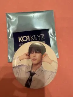 KO1KEYZ 缶バッジ 飯塚亮賀