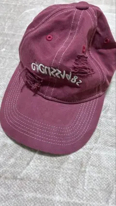 赤い刺繍キャップ