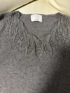 葉の刺繍とラインストーン付きグレー長袖ニット