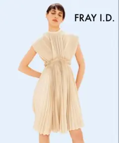 FRAY I.D プリーツノースリーブワンピース ベージュのサムネイル