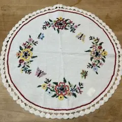 フランスヴィンテージ　円形ドイリー　カラフルな花と蝶の刺繍
