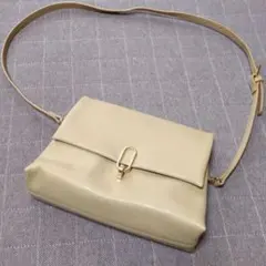 ベージュ ショルダーバッグ 合成皮革 ゴールド金具