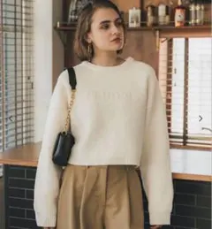 クロップド丈 ロゴニット coca オフホワイト