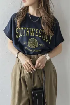 ボンジュールサガン　カレッジ刺繍ピグメントスウェットTシャツ　ネイビー