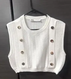 ZARA ニットノースリーブ ゴールドボタン ホワイトのサムネイル