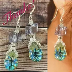 ブルー系ユーフォルビアの押し花とペリドット❤花びらしずくの水中花ピアス