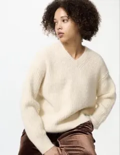 新品UNIQLOフラッフィVネックセーター