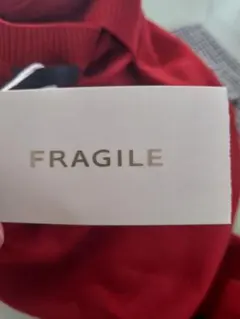 FRAGILE(三陽商会) レッド Vネック セーター 新品タグ付きのサムネイル