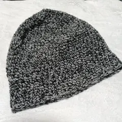 黒とグレーのニットビーニー