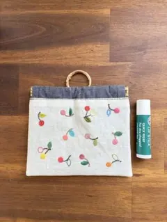 さくらんぼ手刺繍♡ リネンばねぐちポーチのサムネイル