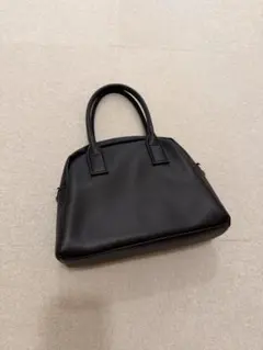 黒のボストン型ハンドバッグ