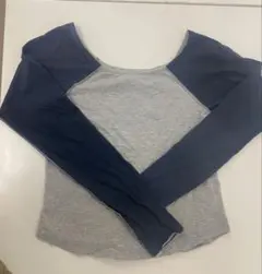 グレーとネイビーの長袖Tシャツ
