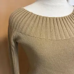 オフショルダー ベージュ ニットセーター