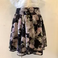 新品タグ付　L'EST ROSE 花柄フレアスカート 黒　リボン　大人かわいいのサムネイル
