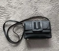 黒のフラップ付きショルダーバッグ　斜めがけ