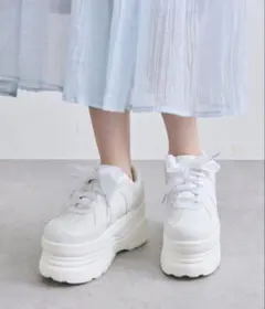 厚底ホワイトスニーカーのサムネイル